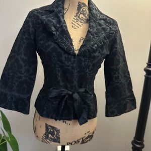 Hello, I’m selling this free people black jacket sleeves 3/4 size S